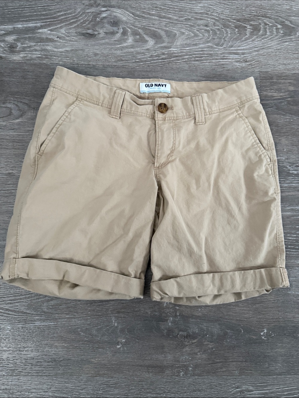 Old Navy Regular Fit Women’s Beige Shorts, Size 2.